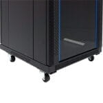 Onderzijde van een zwarte 19-inch serverkast met glazen deur en zwenkwielen