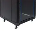 Onderzijde van een zwarte 19-inch serverkast met glazen deur en zwenkwielen