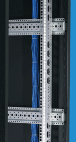 Binnenzijde van een 18U-serverkast met verstelbare 19-inch montagerails en blauwe bekabeling