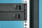 Close-up van een 19-inch serverrack met U-markeringen 13, 14 en 15 naast gemonteerde apparaten