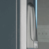 Detail van het slot met handgreep op de glazen deur van een serverkast