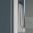 Detail van het slot met handgreep op de glazen deur van een serverkast