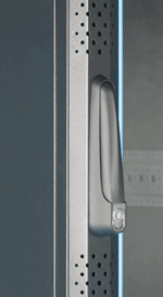Detail van het slot met handgreep op de glazen deur van een serverkast