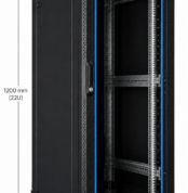 RADA Networks 22U serverkast en patch kast op zwenkwielen, zwart en leeg afgebeeld — serverkast, patch kast