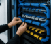 RADA Networks toont kabelbeheer in een serverkast met patch kast en kleurgecodeerde kabels — serverkast, patch kast