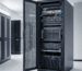 Open 19-inch serverkast met servers, switches en geordende bekabeling